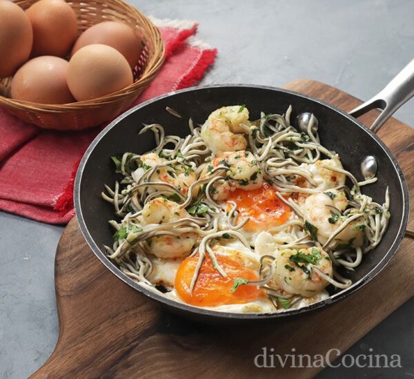 Sartén de huevos, gulas y langostinos