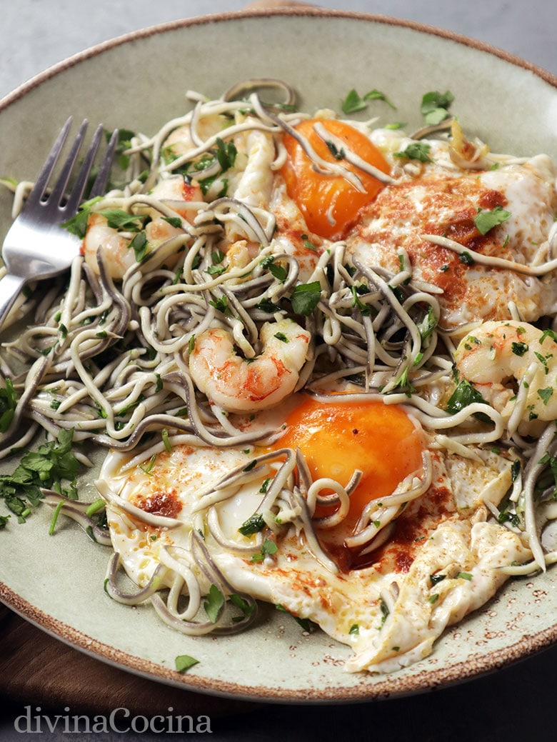 huevos, gulas y langostinos huevos, gulas y langostinos