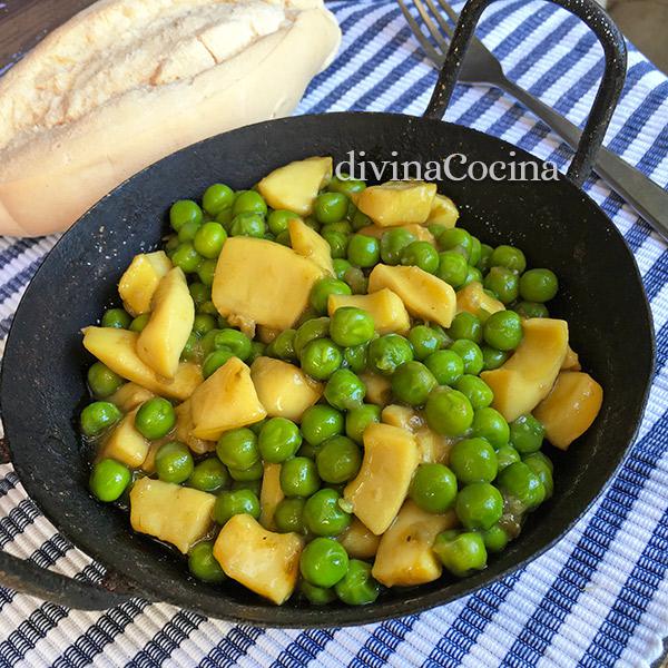 Sepia o choco con guisantes en amarillo