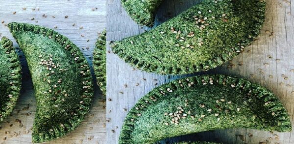 Son de espinacas y puedes rellenarlas con queso mira aquí como hacer estas empanadas caseras, Si te gusta dinos HOLA y dale a Me Gusta MIREN…