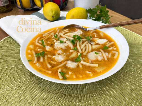 Sopa de pescado y fideos