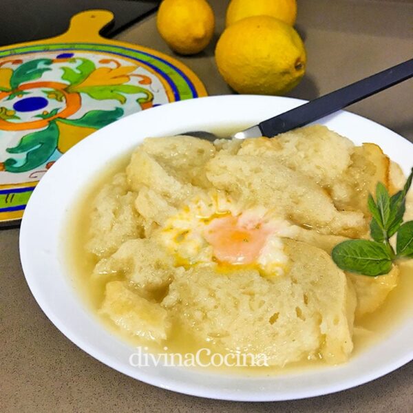 Sopas de caldo de puchero con huevo