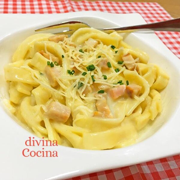 Tallarines con jamón y queso