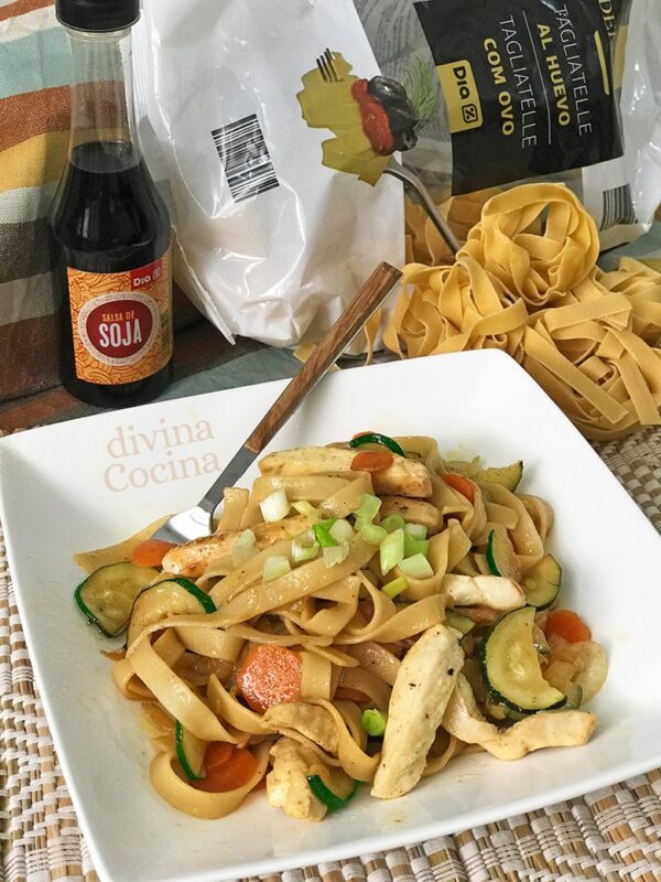 Tallarines con pollo y soja