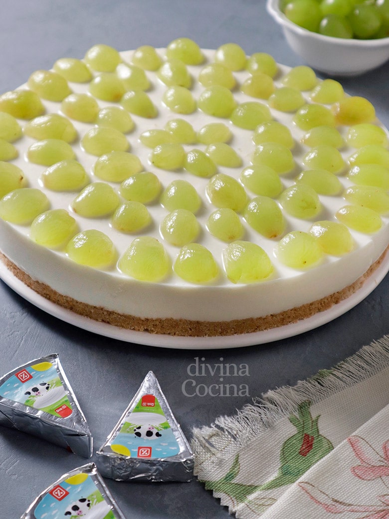 tarta de queso y uvas