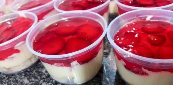 Torta Soberana Espelhada de Morango no Potinho