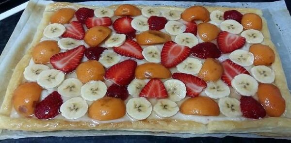 Torta de hojaldre con nísperos, fresas y plátano Te encantará MIREN …