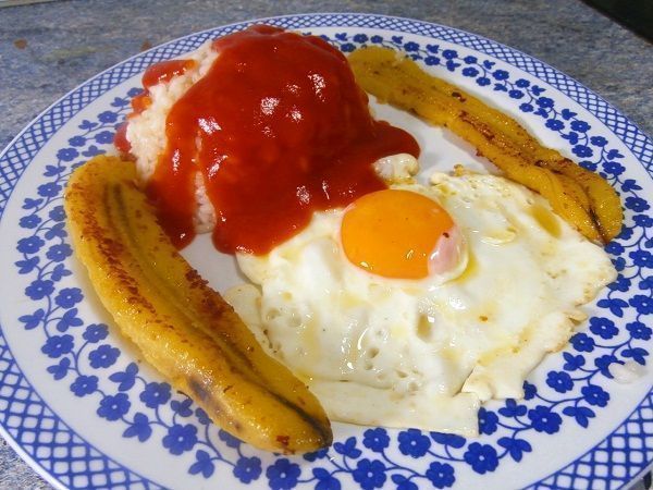 ARROZ A LA CUBANA CON PLATANO