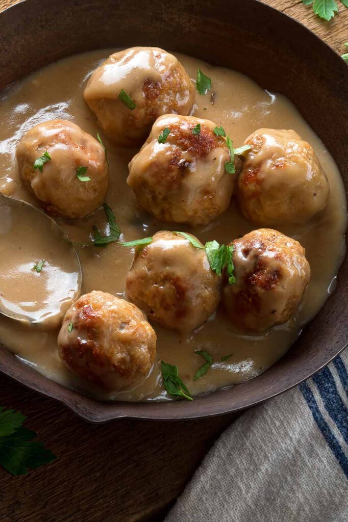 Sartén con albóndigas en salsa