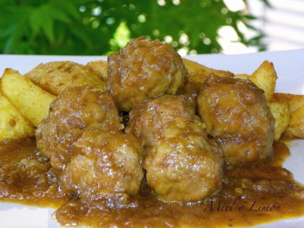 Albóndigas en salsa española