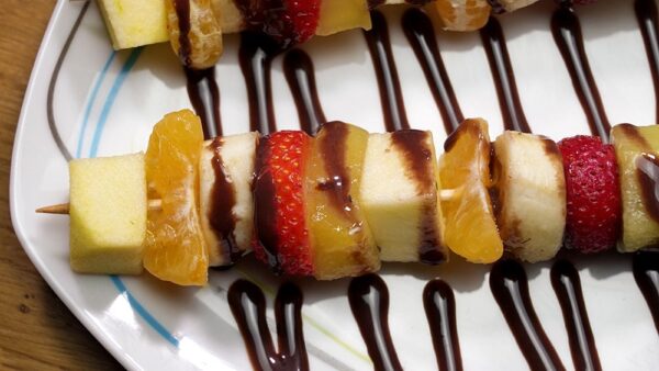 BROCHETAS DE FRUTA CON CHOCOLATE