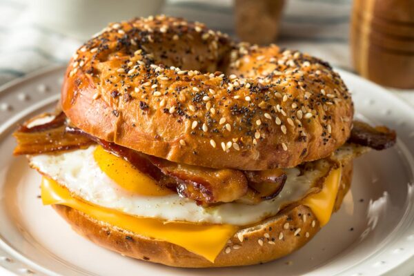 Bagels con huevos y tocino
