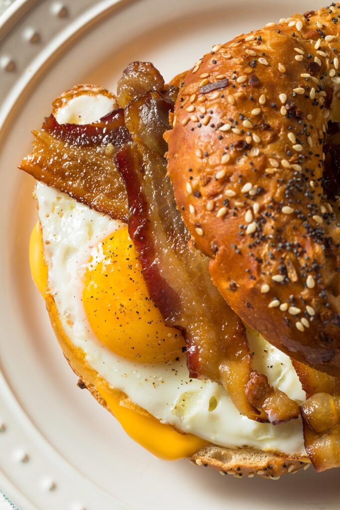 - Recetas de Cocina Presentación de bagels con huevos y tocino