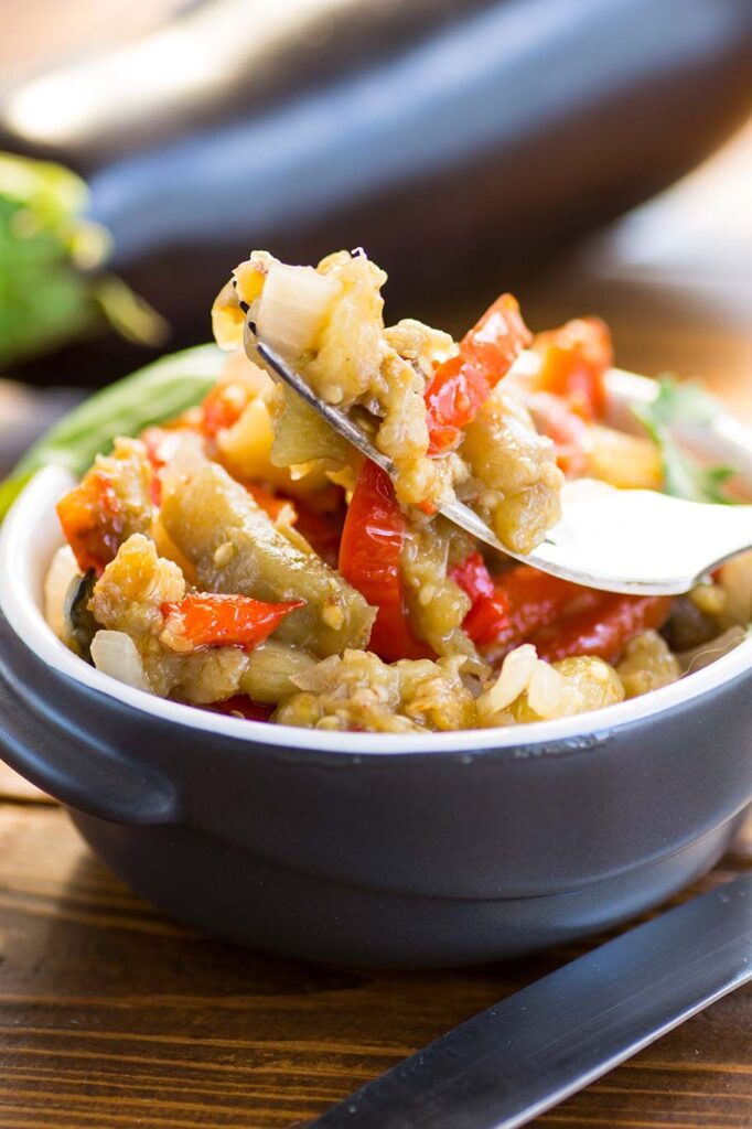 Ración de berenjenas salteadas