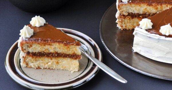 Bizcochuelo relleno con dulce de leche