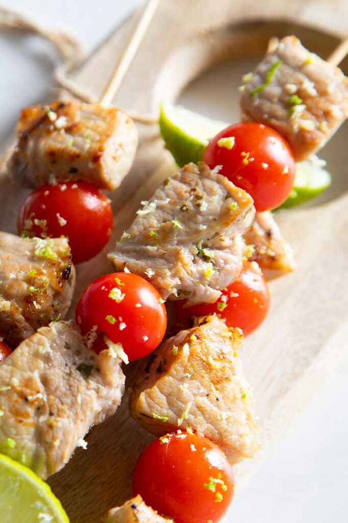 Vista de las brochetas de cerdo