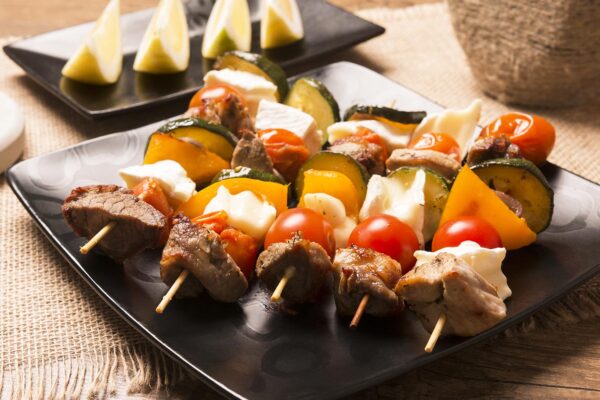 Brochetas de ternera con queso halloumi