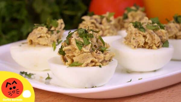 HUEVOS RELLENOS DE AGUACATE Y ATUN