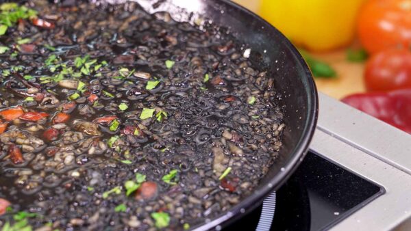 ARROZ NEGRO CON CHIPIRONES