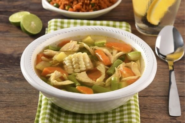 caldo de pollo con verduras preparación