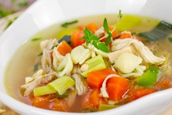 Caldo de pollo con verduras