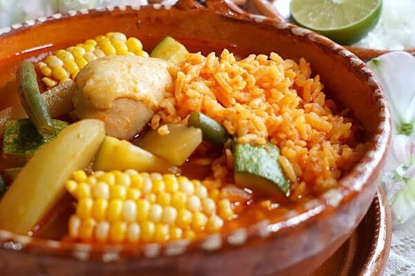 Caldo de pollo en chile rojo