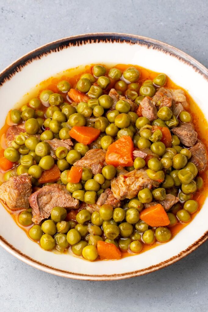 Vista de la carne con guisantes