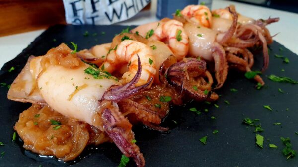 Chipirones encebollados con gambas