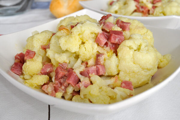 Coliflor salteada con ajitos y jamón
