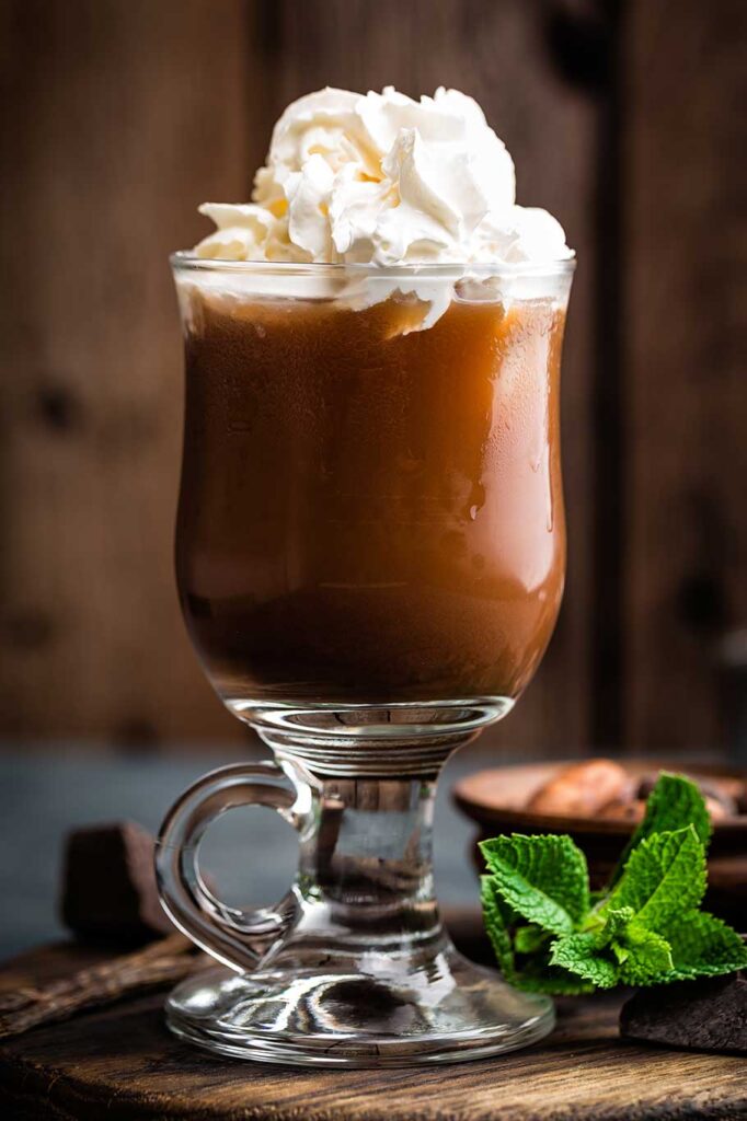 Copa con chocolate y nata motada