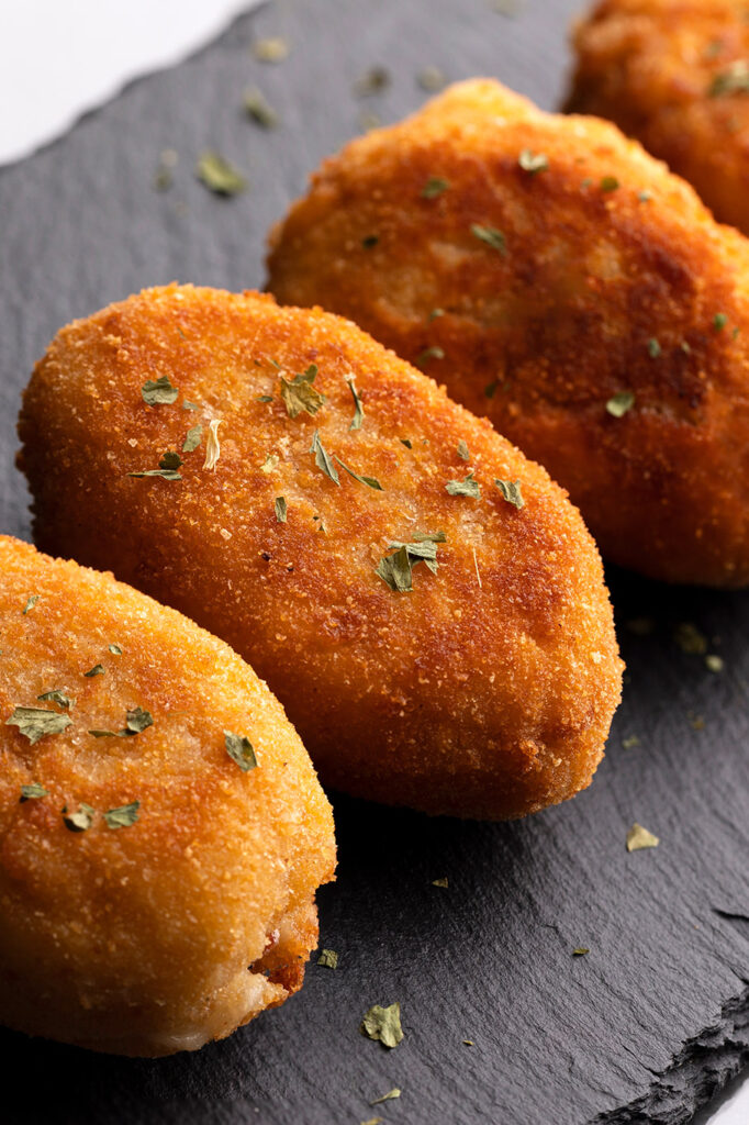Presentación de croquetas de pollo y bacon
