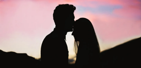 DEBERÍAS PREOCUPARTE DE LOS BESOS EN LA FRENTE POR ESTO.