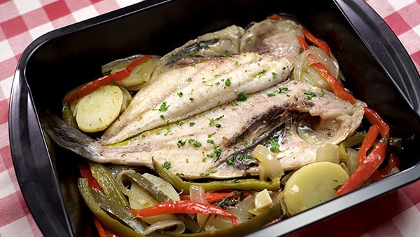 DORADA AL HORNO CON VERDURAS Y PATATAS