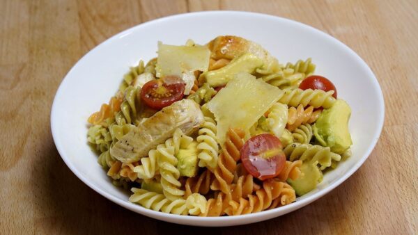ENSALADA DE PASTA CON POLLO Y AGUACATE