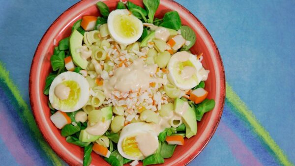 ENSALADA DE PASTA CON SALSA ROSA Y HUEVO