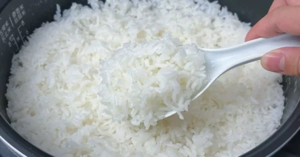 El gran error de cocinar arroz solo con agua: Descubre el secreto para un arroz perfecto