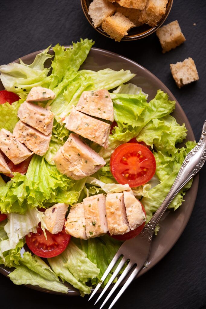 Plato de ensalada César