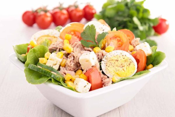 Ensalada con huevo y queso de cabra