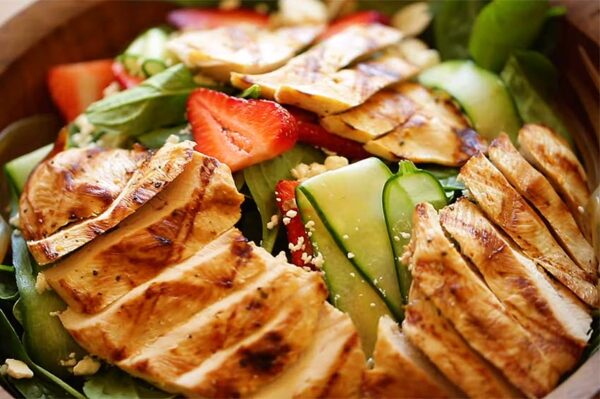 Ensalada de pollo con espinacas y fresas
