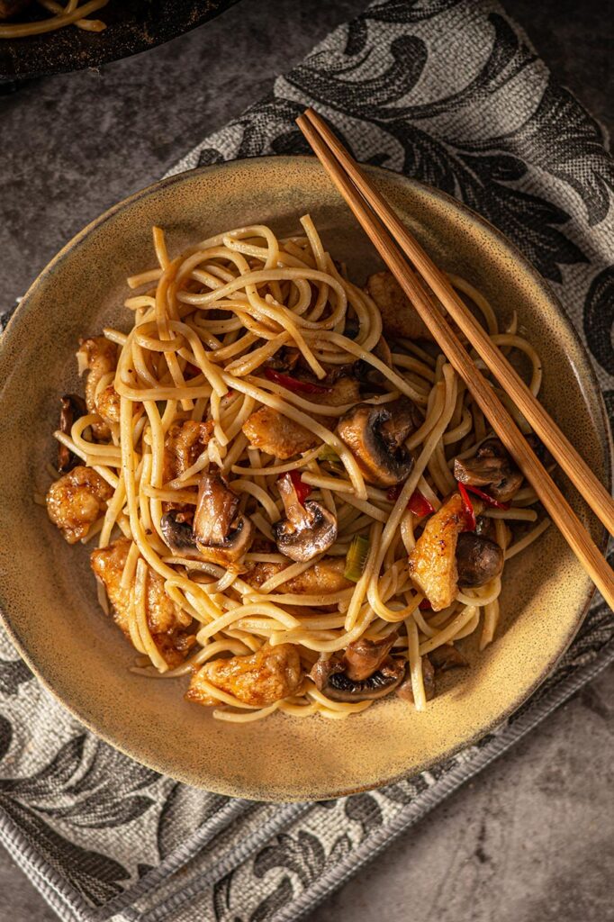 Plato de Espaguetis con pollo y champiñones