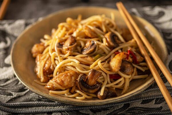 Espaguetis con pollo y champiñones