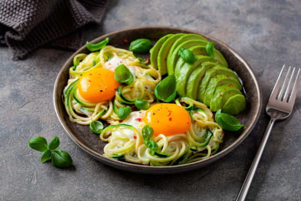 Espaguetis de calabacín con aguacate