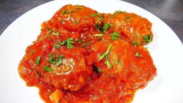 FILETES RUSOS EN SALSA DE TOMATE