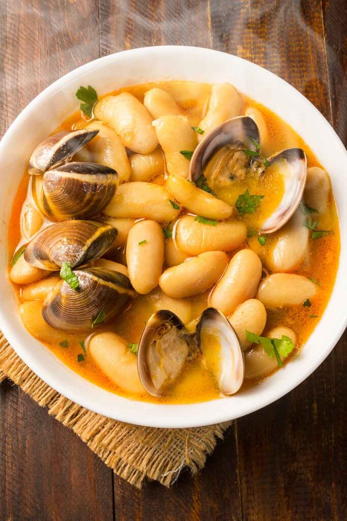 Plato asturiano de fabes con almejas