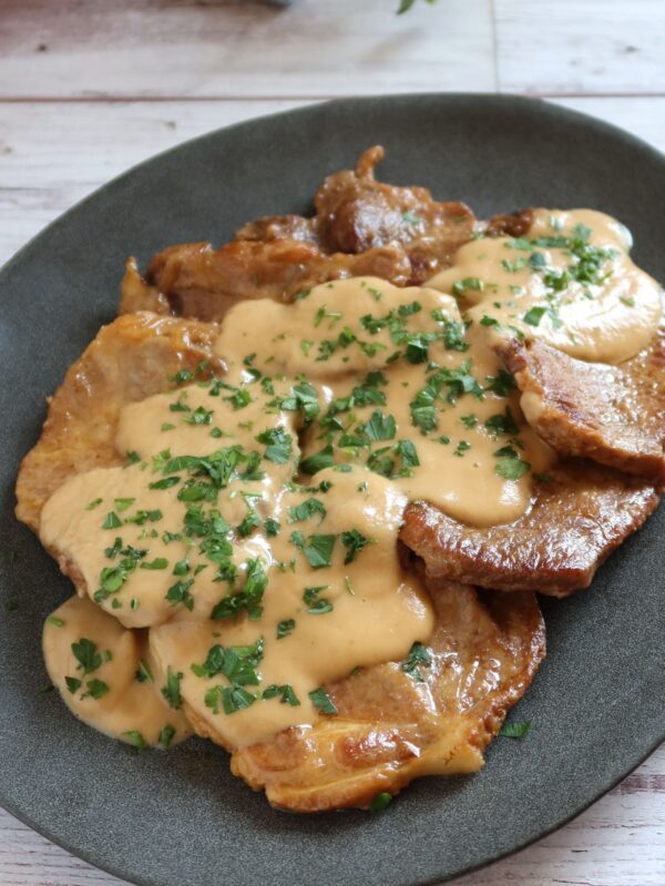 Filetes de cerdo en salsa de cebolla