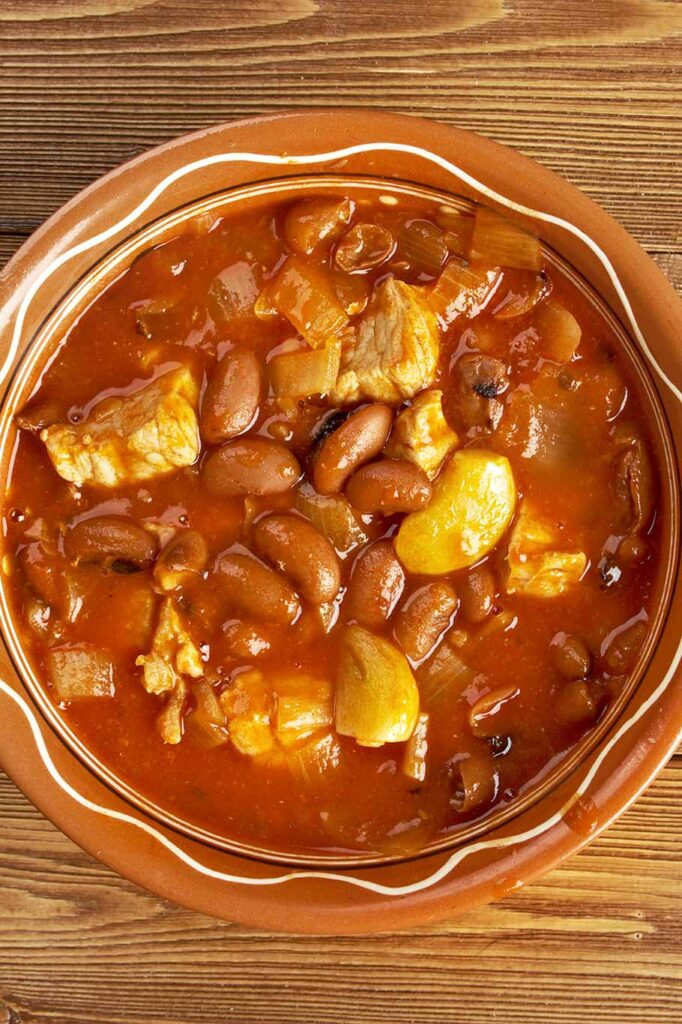 Plato de frijoles charros