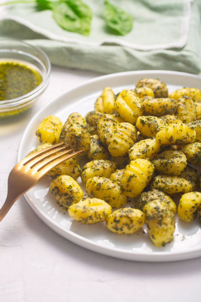 Gnocchi con salsa de pesto