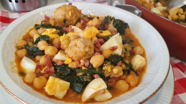 Guiso de garbanzos con espinacas y albóndigas
