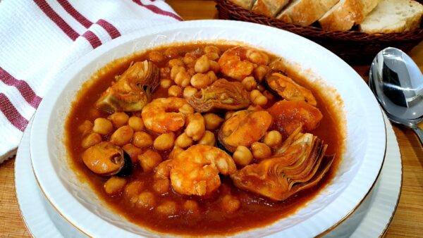 Guiso de garbanzos con langostinos y alcachofas