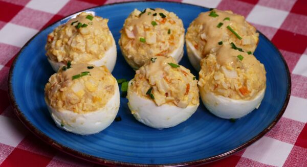 HUEVOS RELLENOS DE GAMBAS Y PALITOS DE CANGREJO